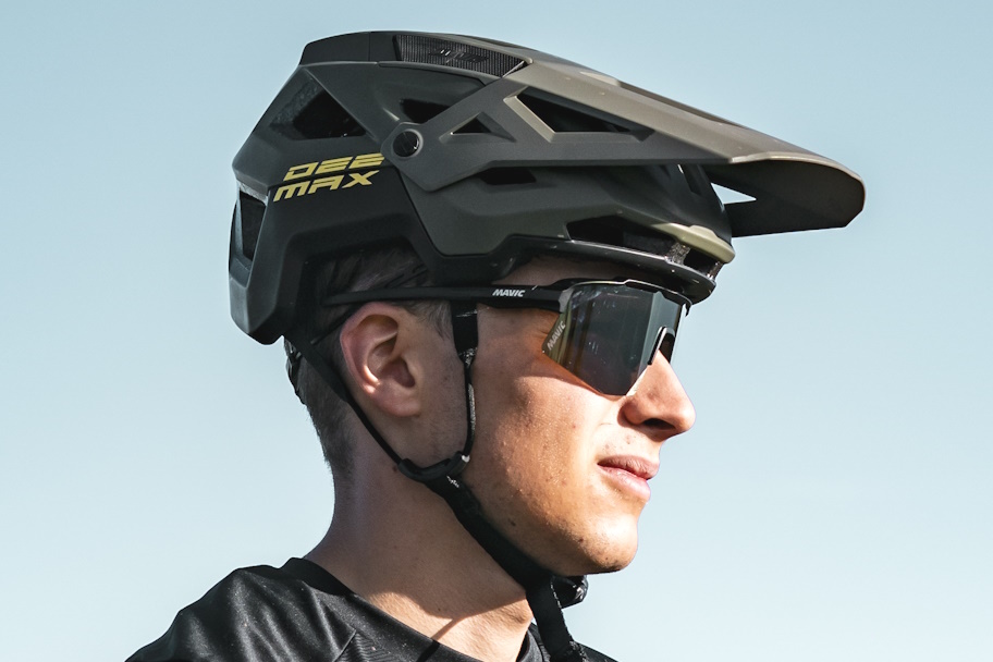 mavic_deemax_wearing_side_view