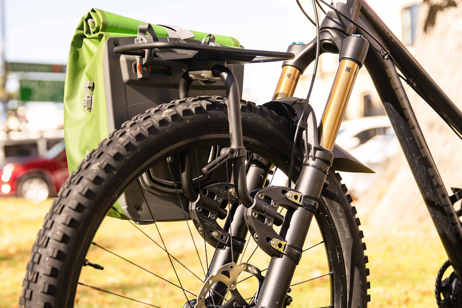 aeroe_Spider_Front_Rack_onbike_using