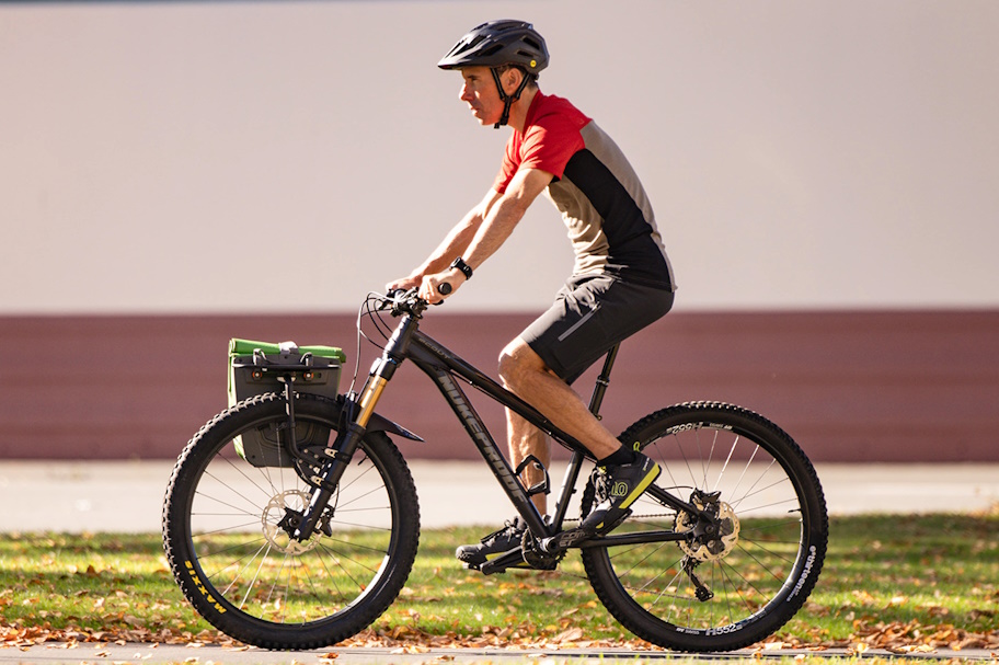 aeroe_Spider_Front_Rack_onbike_using_Commute