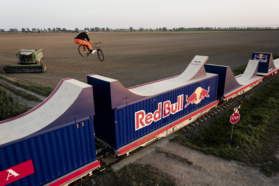 red_bull_Godziek_train_head