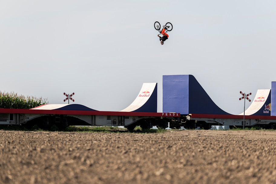 red_bull_Godziek_train_flip