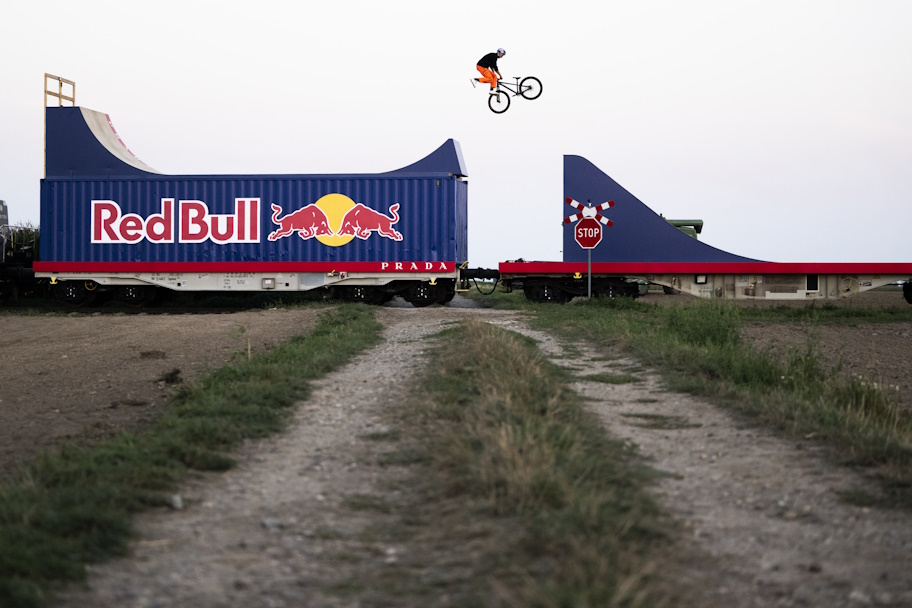 https://themtblab.com/public_html/wp-content/themes/thesis_186/custom/images/2024/09/red_bull_Godziek_train_freeze.jpg