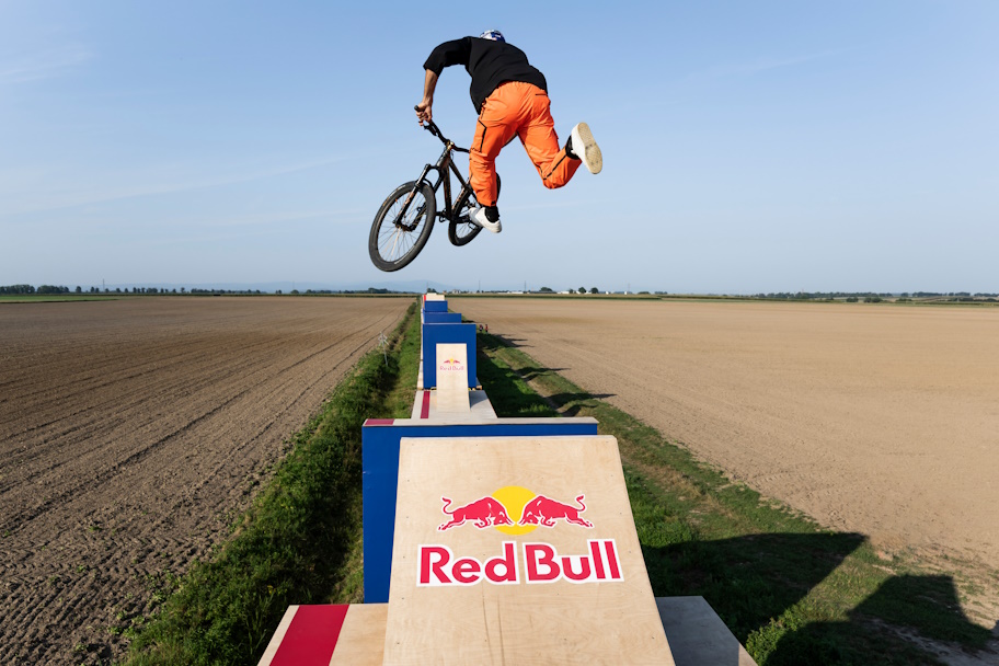 red_bull_Godziek_train_looking_long