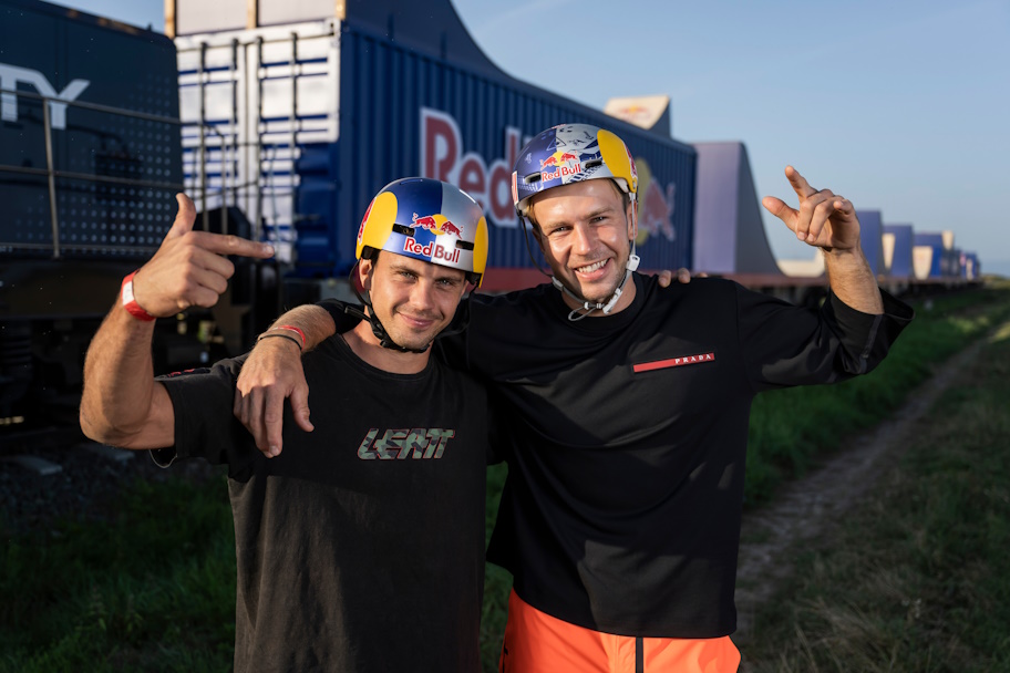 red_bull_Godziek_train_pic_brothers