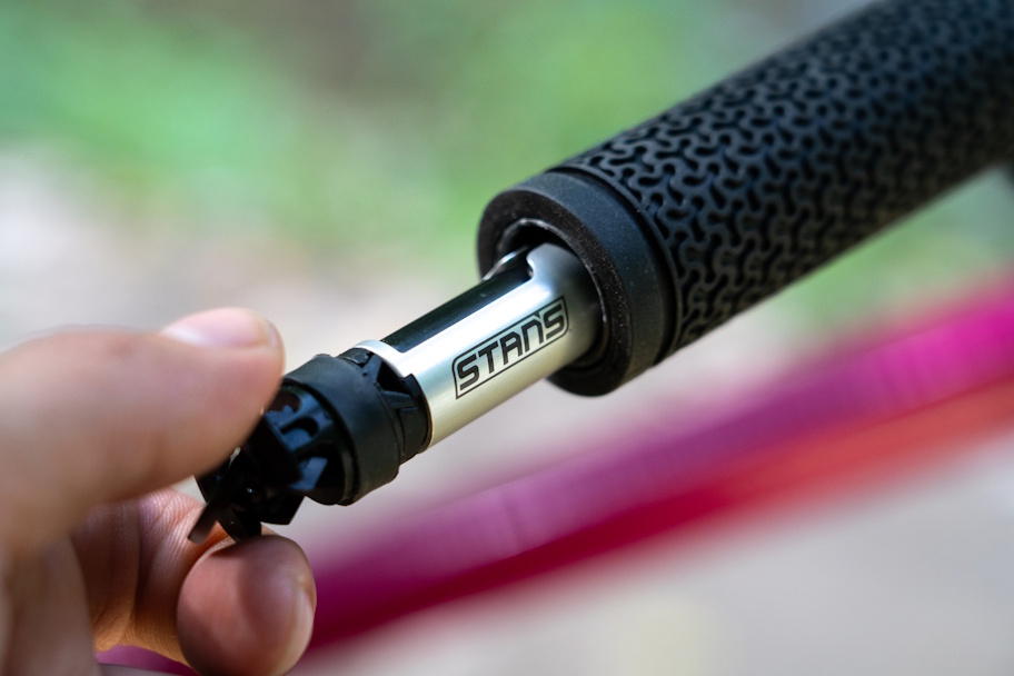 stans_Incredible_DART_Tool_handlebar