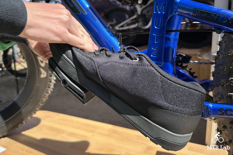 otter25_9p8_iNVRS_Pedals_wshoe