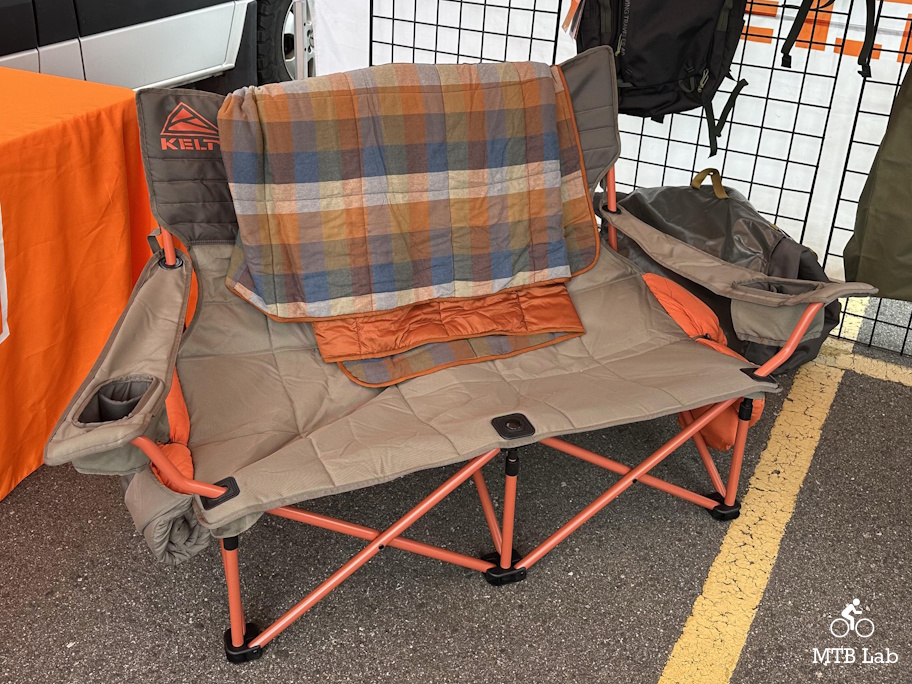 omas25_kelty_low_loveseat