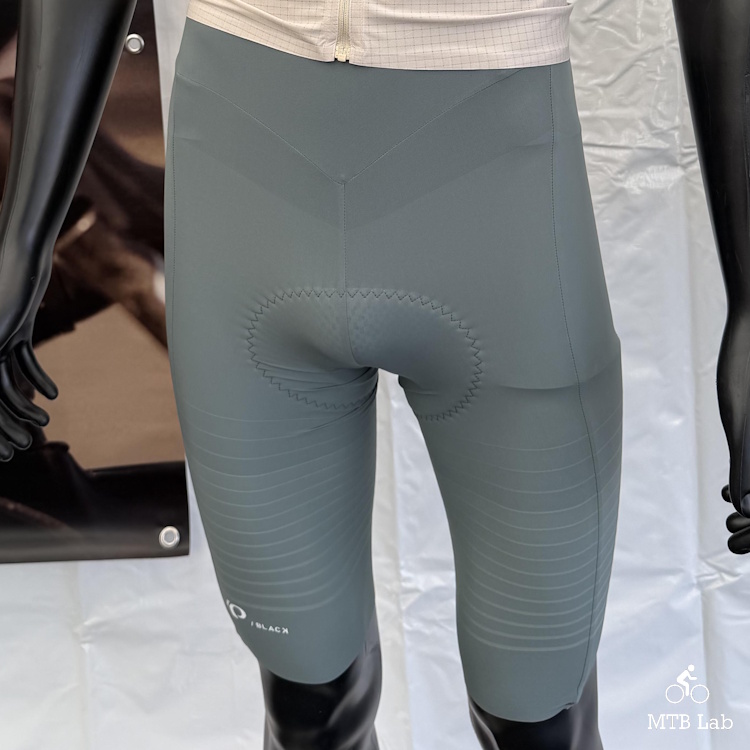 otter26_pi_black_bibs