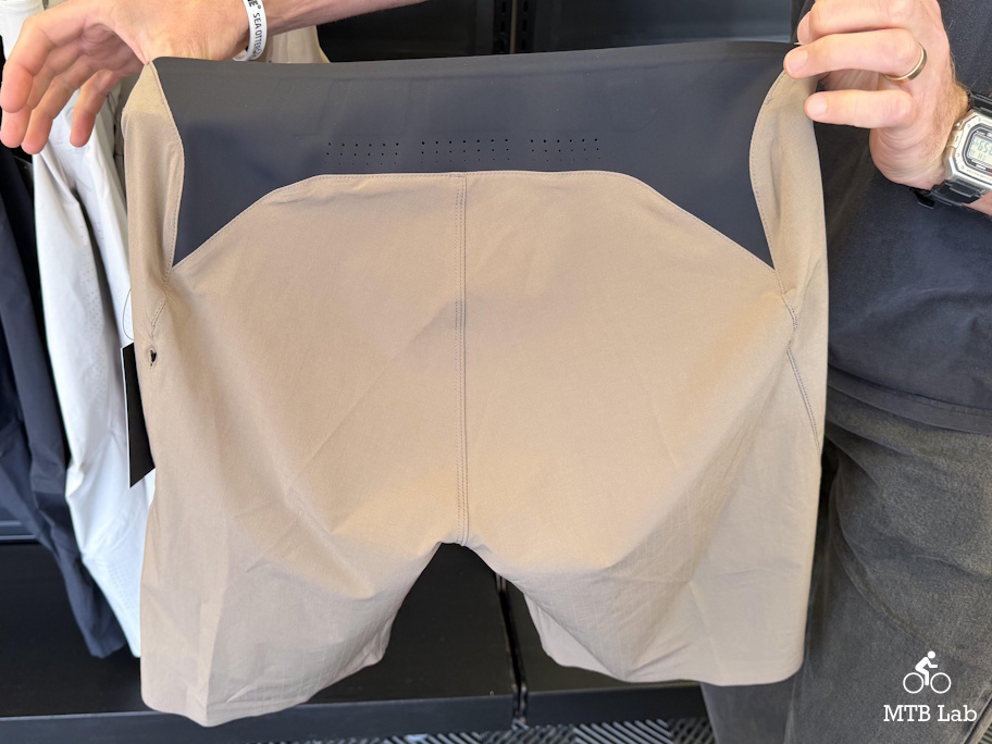 otter26_fox_flexair_shorts_back