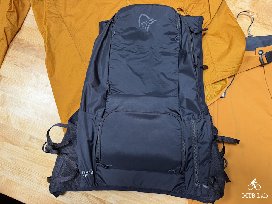 omas26_norrona_fjørå_econyl_15l_back