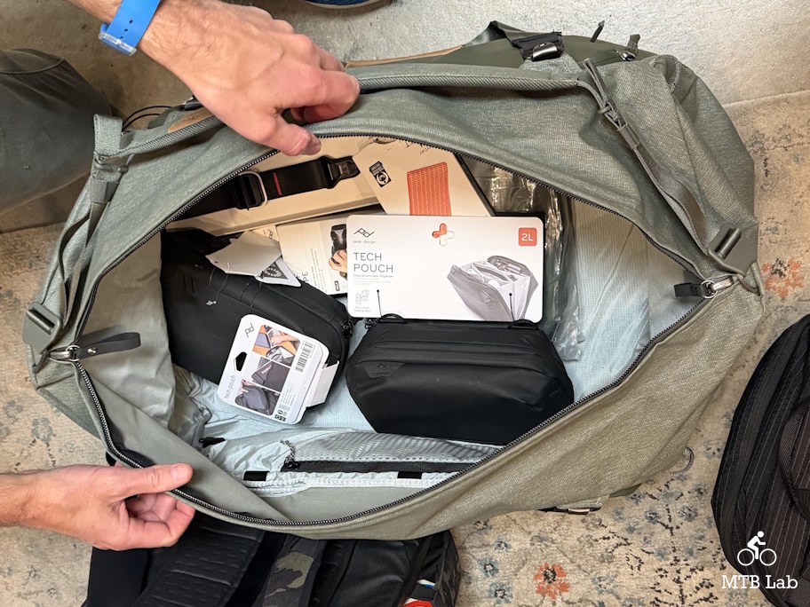 omas26_peak_duffle_open