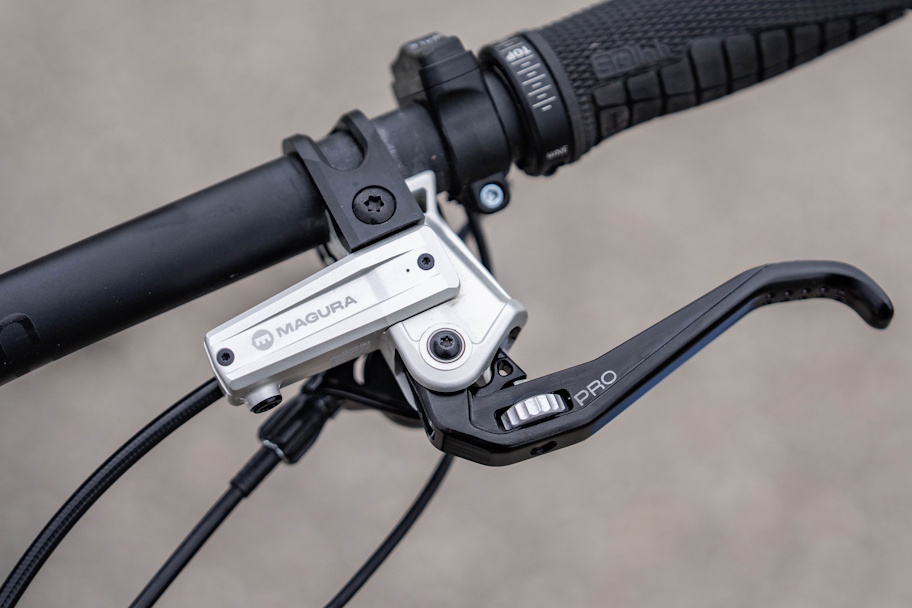 magura_race_pro_housing_closeup