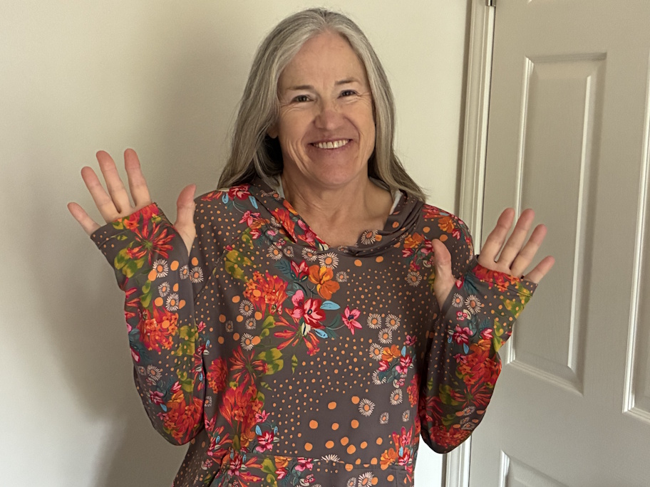 Shredly_Featherweight_Sun_Hoodie_fingers